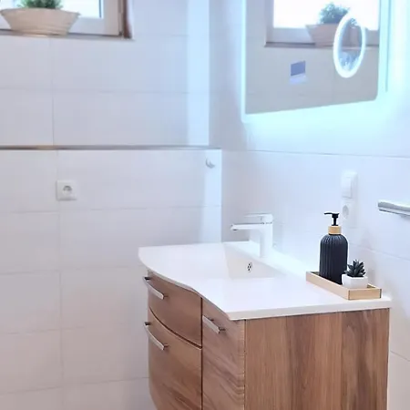 Amelie -2- Wallbox Fuer E-auto & Motorradgarage