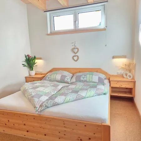 Amelie -2- Wallbox Fuer E-auto & Motorradgarage דירה